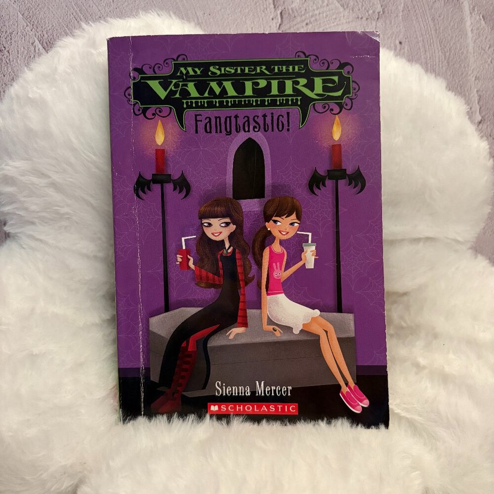 My Sister the Vampire #2 Fangtastic Sienna Mercer Scholastic 5/$15 (SKU: 133MI)